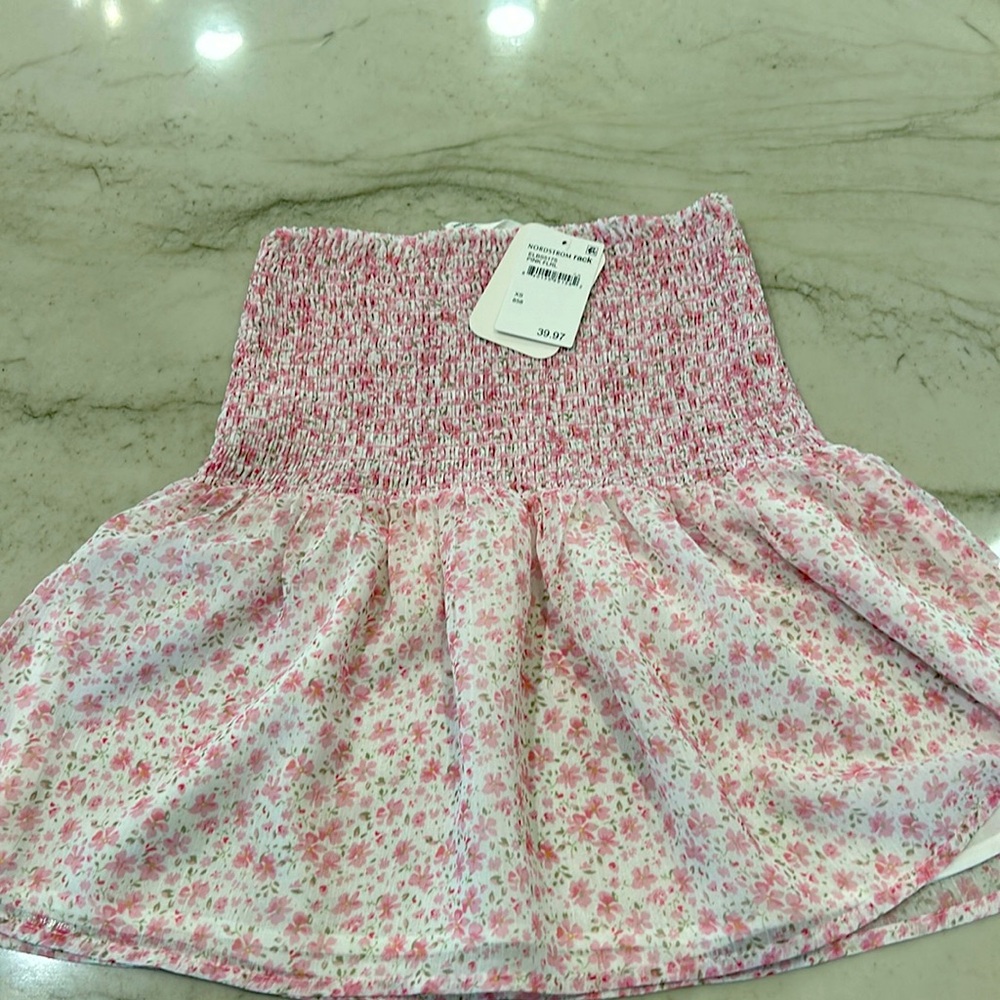 Sweet pink floral miniskirt.